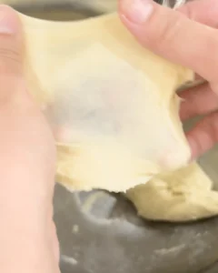 麵團拉出有鋸齒狀的薄膜