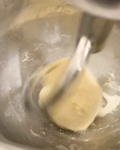 加入奶油後繼續攪拌麵團