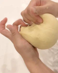 雙手把麵團收圓