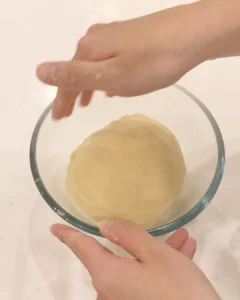 收圓的麵團放進玻璃盆發酵