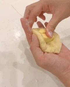 小麵團在手心壓扁