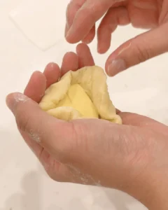 壓扁的麵團包入無鹽奶油