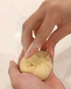 把麵團收口捏緊