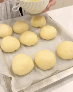 發酵好的餐包表面刷上蛋液
