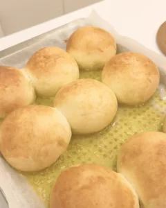烤到金黃色的牛排館餐包出爐