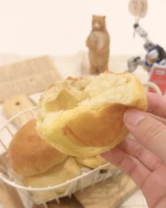 撕開牛排館餐包，裡面吸滿奶油